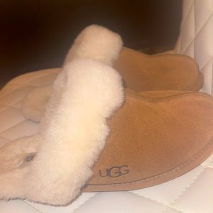 Comfy cute tan ugg slippers size 9
